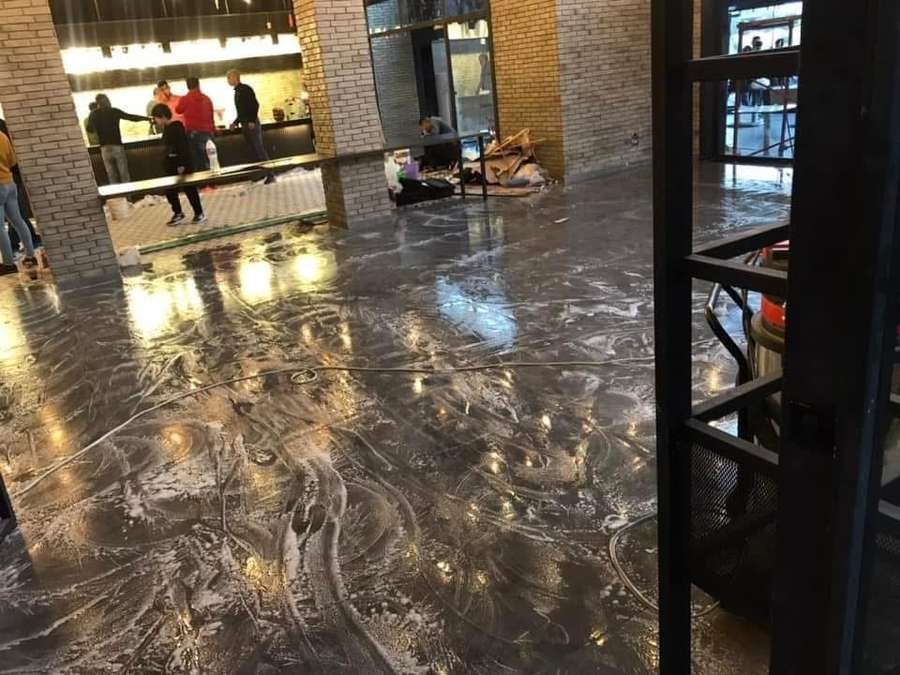 تنظيف منشأة تجارية بواسطة فريق الفهد